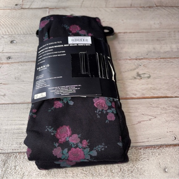 Torrid  Full Length Signature Waist Premium Leggings Sydney Floral Black 4X - Picture 14 of 14